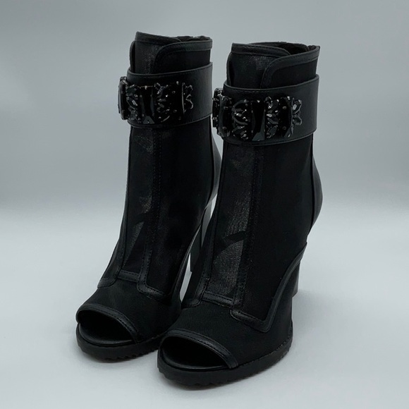 Karl Lagerfeld Paris Blayze Peep Toe 